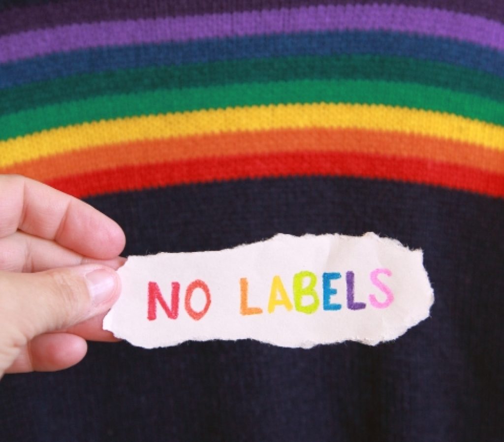 Hand holding a piece of paper that says No Labels